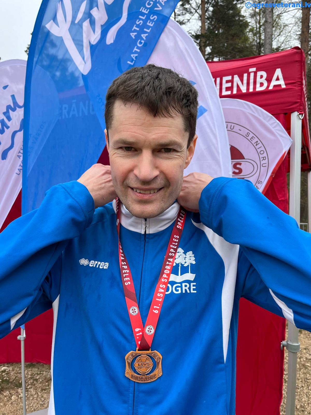 Armands Bušs un bronza kaklā